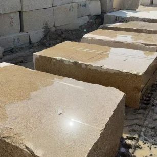 亳州 黄金麻方料堆场洗料分选中，原材料充足