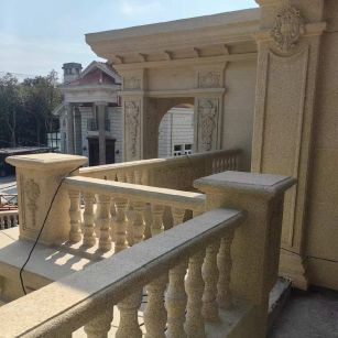 亳州 黄金麻别墅外墙干挂雕花配合阳台栏杆花瓶柱