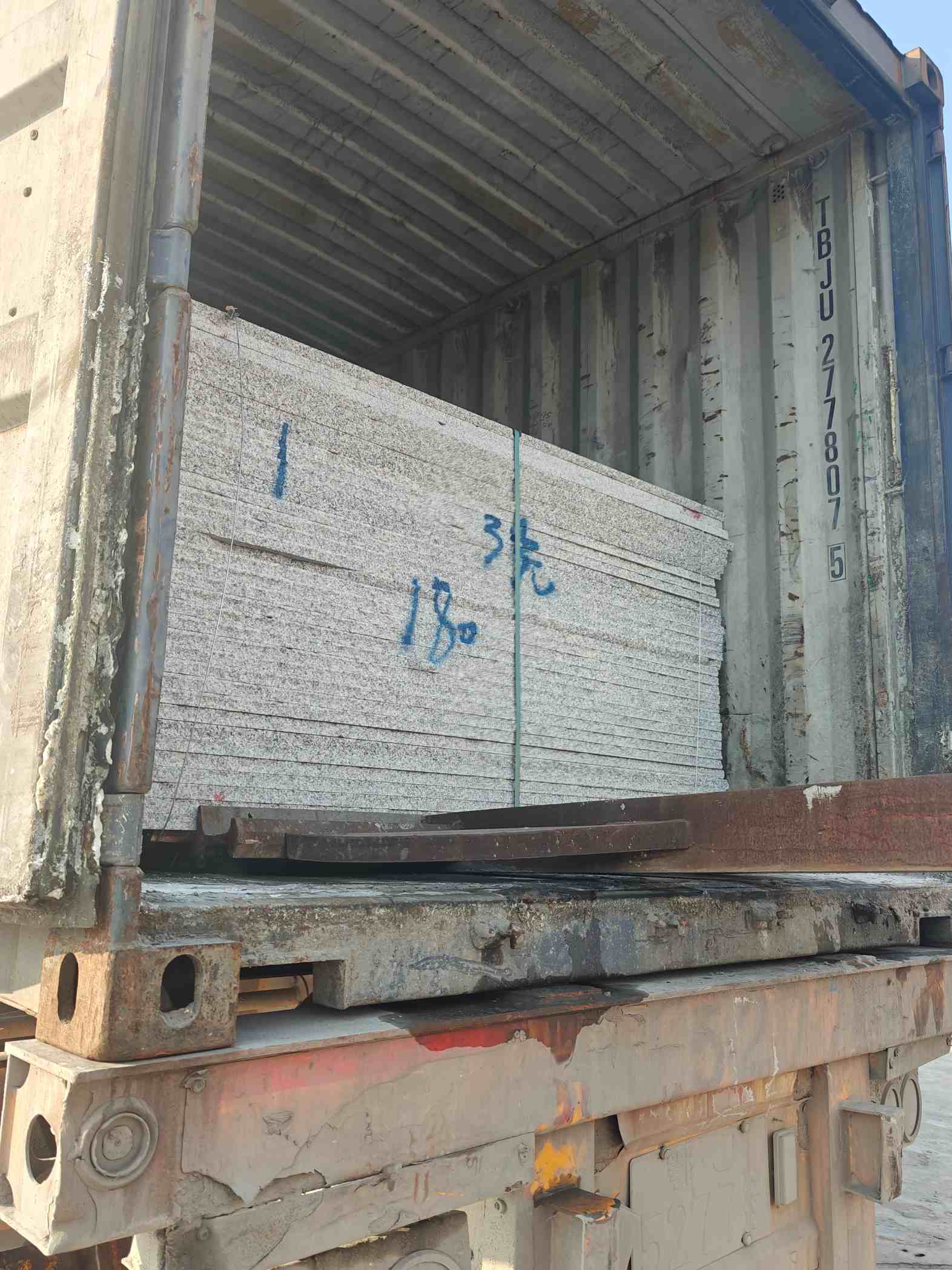 亳州 芝麻白花岗岩石材3.0公分光面毛板装柜出货