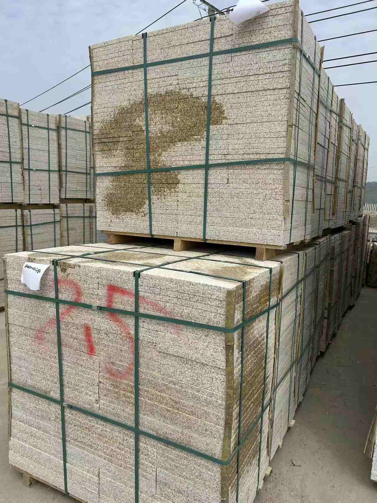 亳州 黄金麻花岗岩石材荔枝面地铺石2.5*300*600