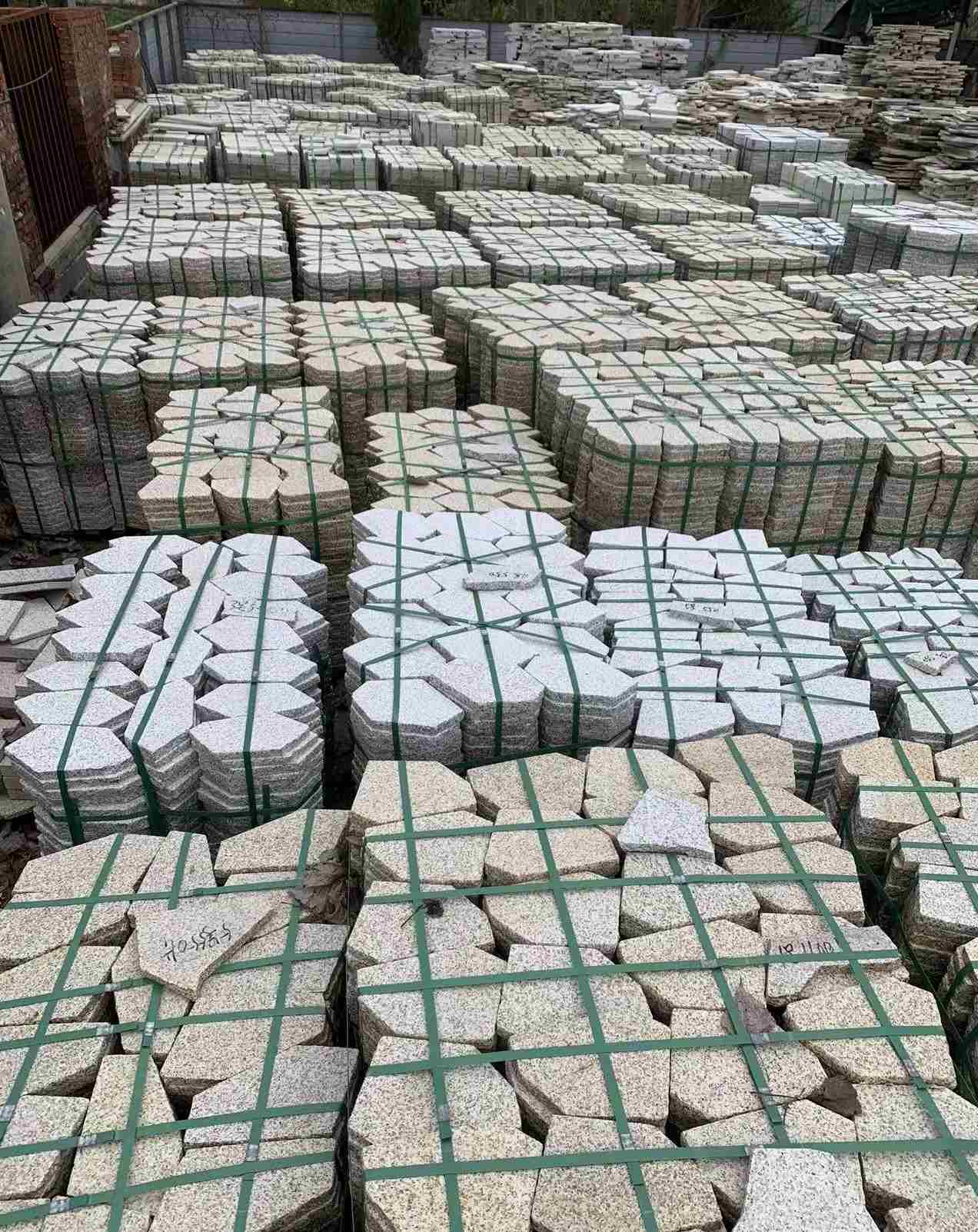 亳州 黄金麻白麻花岗岩荔枝面地铺石(冰裂纹)