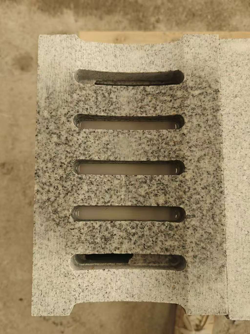 亳州 芝麻白拉丝面花岗岩U型开槽排水槽