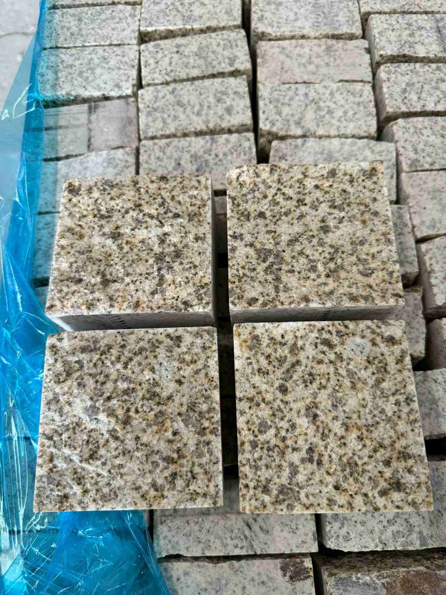 亳州 黄金麻花岗岩自然面小方块，弹石，马蹄石等