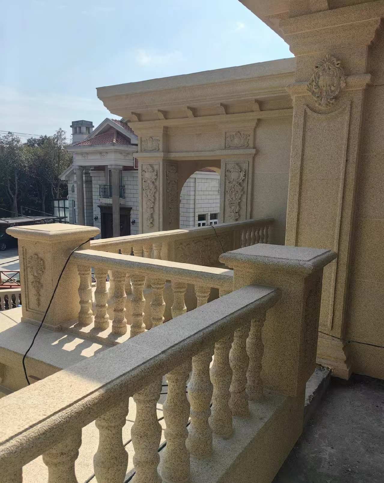 亳州 黄金麻别墅外墙干挂雕花配合阳台栏杆花瓶柱