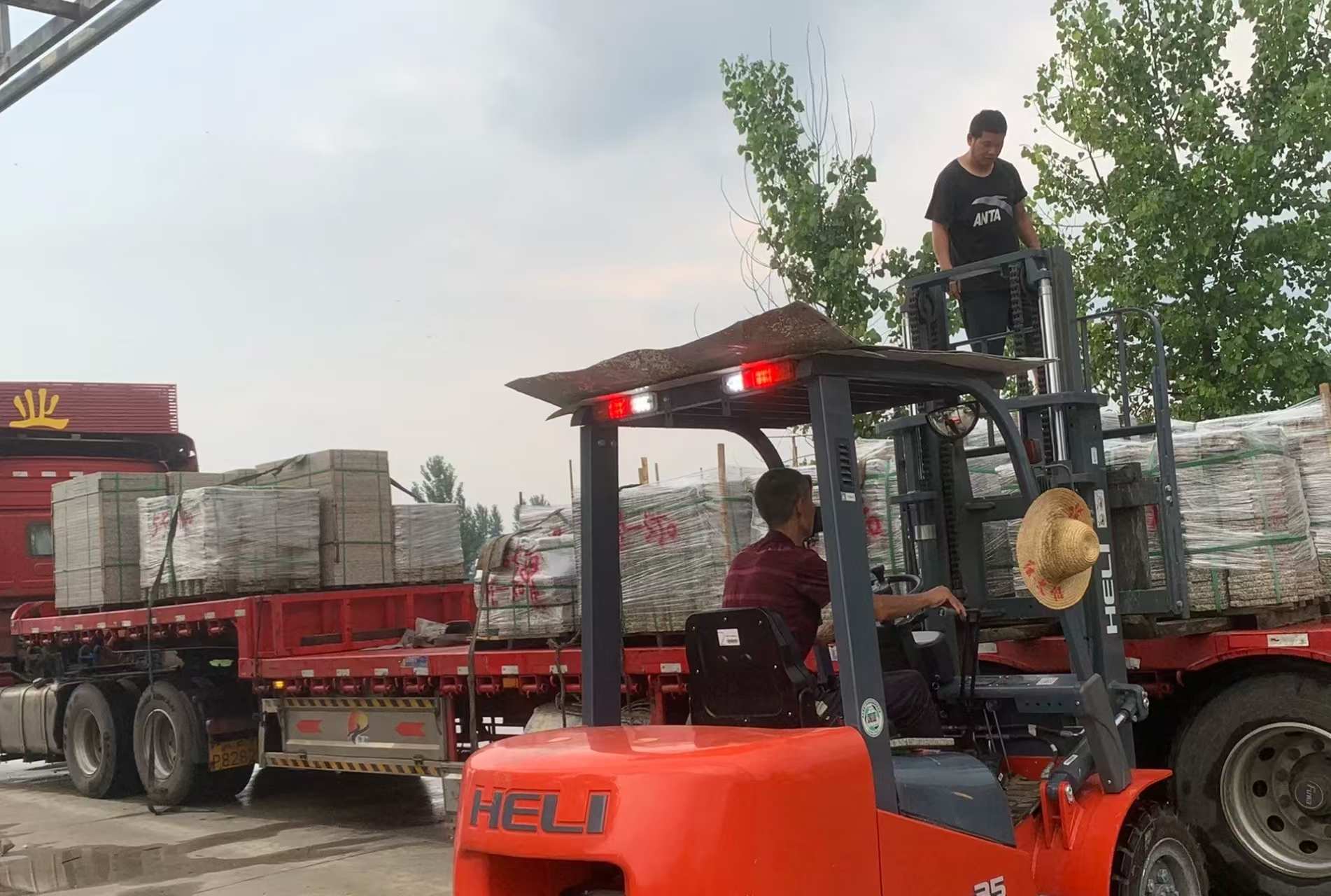 亳州 黄金麻冰裂纹，地铺石装车