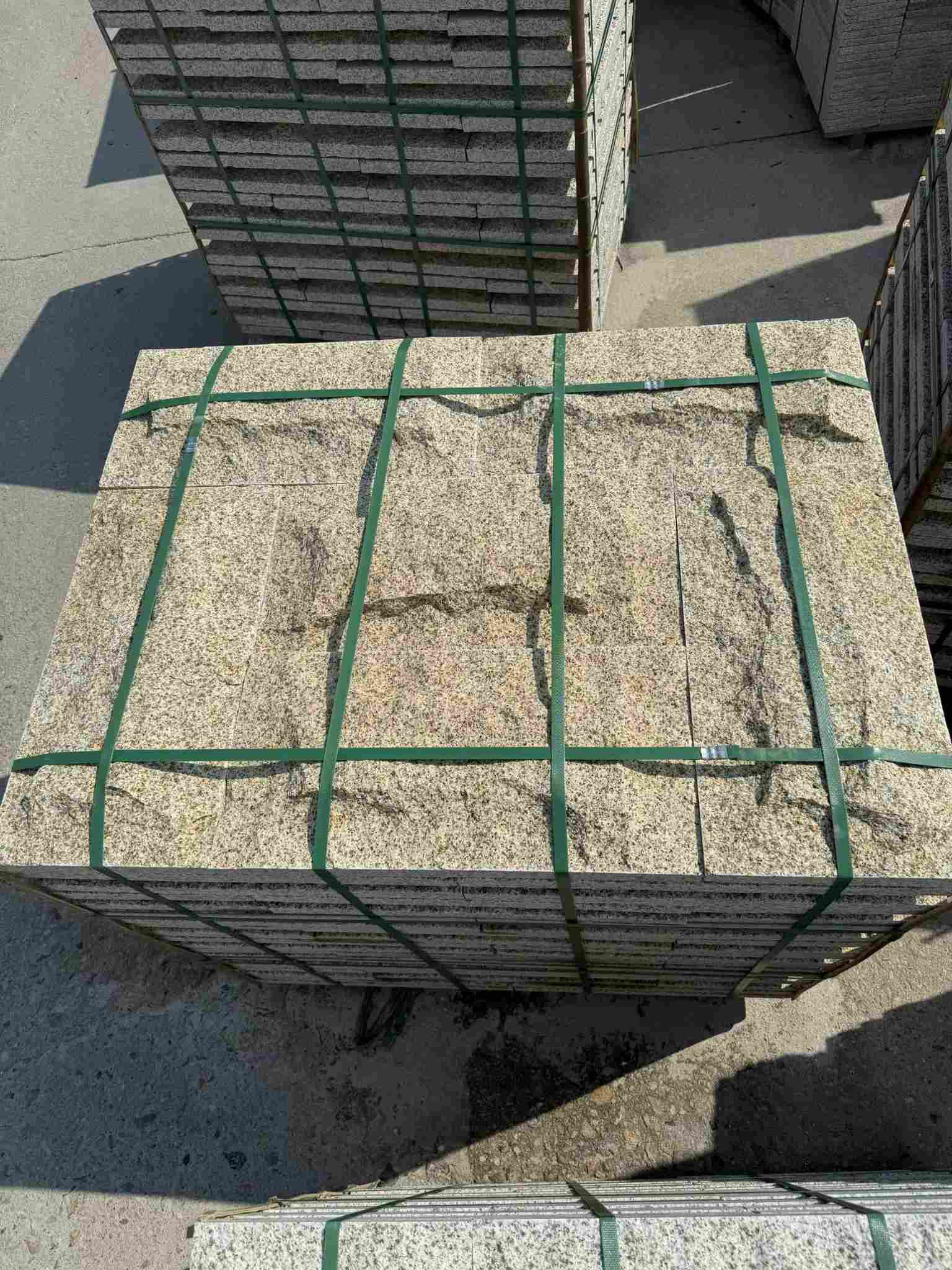 亳州 黄金麻花岗岩石材自然面蘑菇石成品