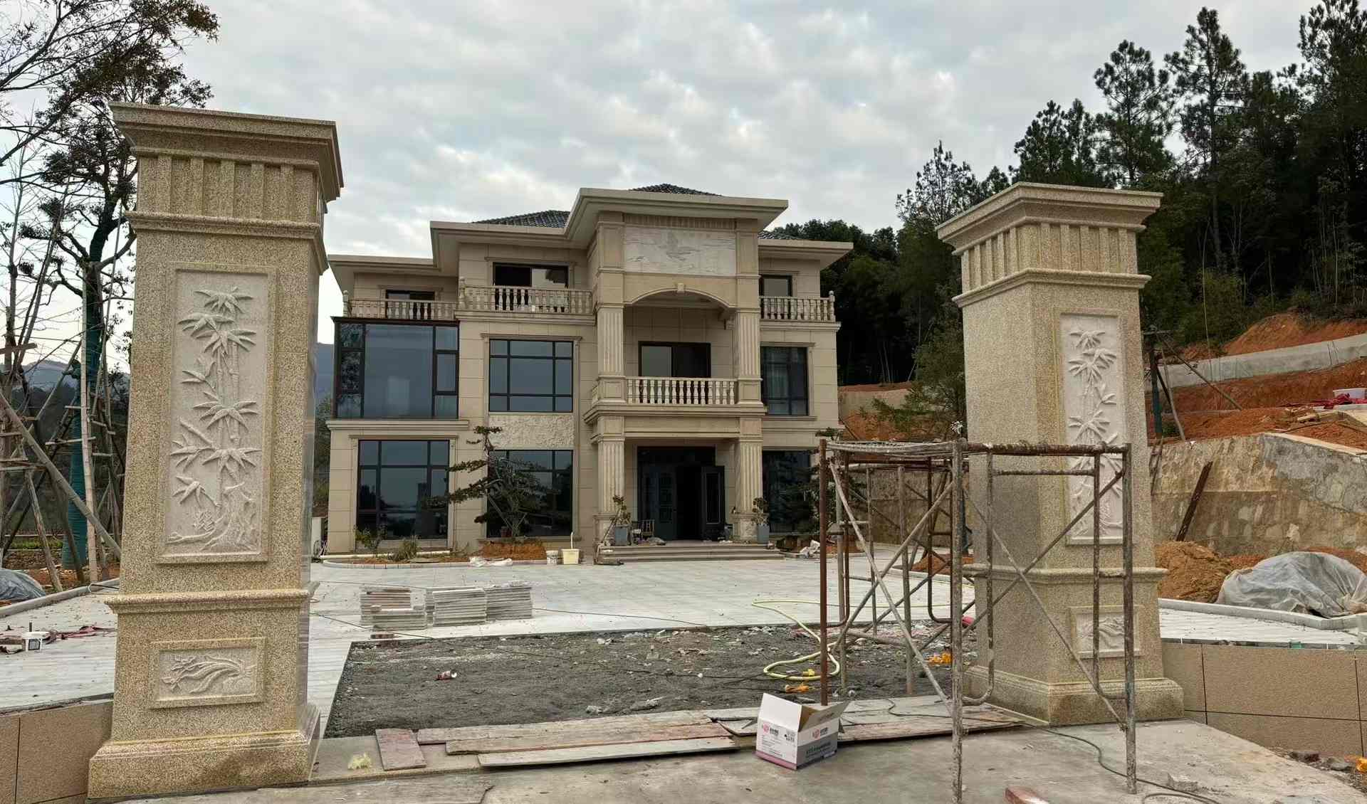 亳州 黄金麻花岗岩别墅雕花外墙干挂配上门口雕花罗马柱